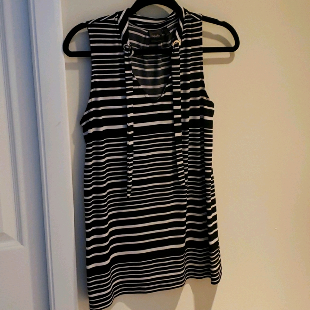 Sleeveless, lightweight, tunic